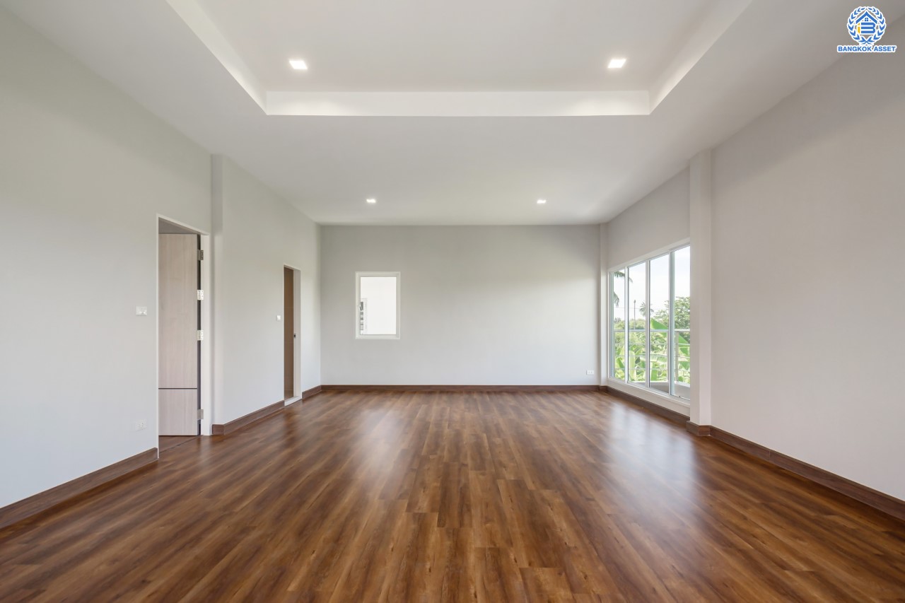 บ้านมือสองตกแต่งใหม่ ม.ราชพฤกษ์ บางบอน4 หลังมุม ตกแต่งหรูหรา เนื้อที่ 102 ตร.ว. ฟังก์ชัน 3 ห้องนอน 3 ห้องน้ำ จอดรถได้ 4 คัน พื้นที่สนามหญ้ากว้างกว่า 106 ตร.ม. บนทำเลศักยภาพ เชื่อมต่อหลายเส้นทาง ใกล้เดอะมอลล์บางแค จุดขึ้นทางด่วน "เพชรเกษม" และรถไฟฟ้าสายสีน้ำเงิน "สถานีหลักสอง"